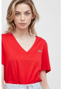 Lacoste t-shirt bawełniany kolor czerwony. Kolor: czerwony. Materiał: bawełna. Długość rękawa: krótki rękaw. Długość: krótkie. Wzór: gładki
