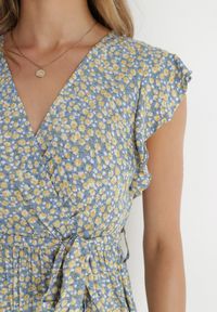 Born2be - Niebiesko-Żółta Sukienka z Paskiem Katista. Typ kołnierza: kołnierz z falbankami. Kolor: niebieski. Materiał: tkanina, materiał, wiskoza. Długość rękawa: bez rękawów. Wzór: nadruk, kwiaty. Sezon: lato. Typ sukienki: kopertowe. Długość: mini #5