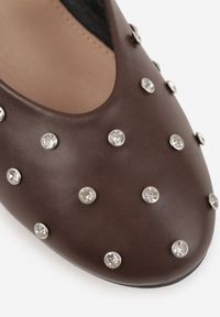 Renee - Brązowe Balerinki Vices w Stylu Mary Jane z Ćwiekami i Skórzaną Wkładką Riladora. Okazja: na randkę. Zapięcie: pasek. Kolor: brązowy. Materiał: skóra. Wzór: aplikacja. Styl: elegancki #4