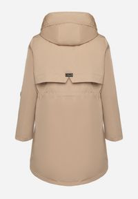 Born2be - Beżowa Kurtka Typu Parka z Kapturem i Podpinanymi Rękawami Falunea. Okazja: na spacer, na co dzień. Typ kołnierza: kaptur. Kolekcja: plus size. Kolor: brązowy. Materiał: jeans. Styl: elegancki, casual, klasyczny, sportowy