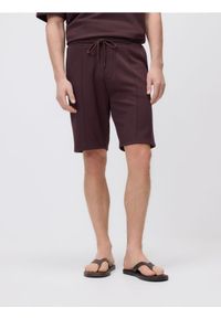 Reserved - Szorty regular fit z włóknem bambusowym - ciemnobrązowy. Kolor: brązowy. Materiał: włókno