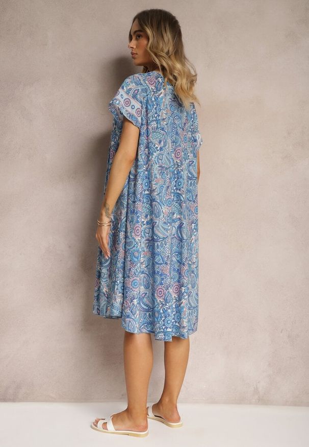 Renee - Niebieska Sukienka Boho z Wiskozy z Cienkim Paskiem w Talii Rivasea. Kolor: niebieski. Materiał: wiskoza. Długość rękawa: krótki rękaw. Wzór: paisley. Typ sukienki: rozkloszowane. Styl: boho