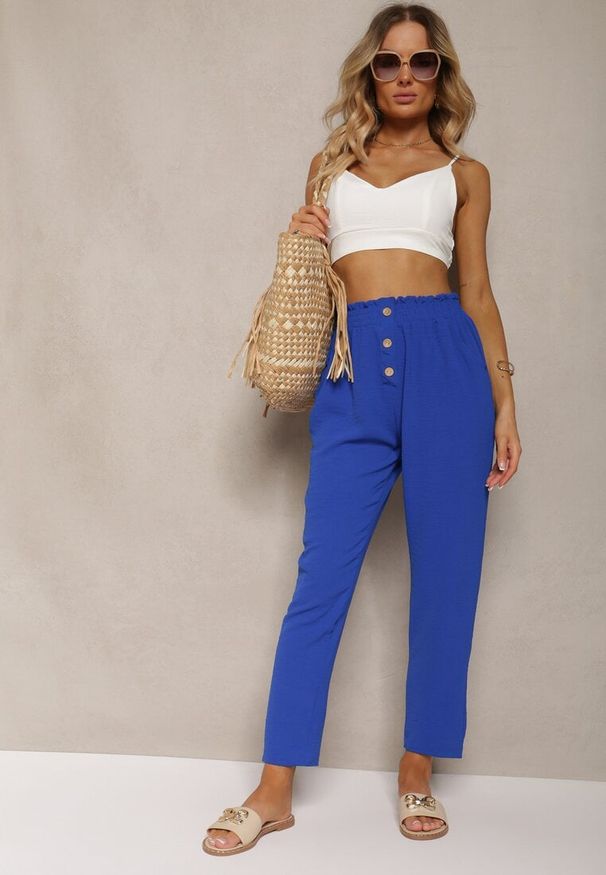 Renee - Granatowo-Niebieskie Spodnie Typu Paper Bag High Waist z Gumką w Talii Salvavia. Stan: podwyższony. Kolor: niebieski. Materiał: tkanina. Sezon: lato