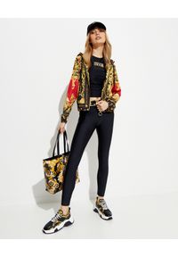 Versace Jeans Couture - VERSACE JEANS COUTURE - Kurtka z kapturem. Typ kołnierza: kaptur. Kolor: czarny. Długość rękawa: długi rękaw. Długość: długie. Wzór: nadruk #4
