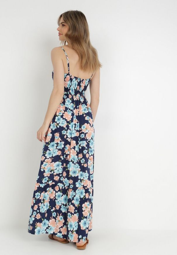 Born2be - Granatowa Sukienka Damaia. Typ kołnierza: kołnierz z falbankami. Kolor: niebieski. Materiał: wiskoza. Długość rękawa: na ramiączkach. Wzór: kwiaty. Długość: maxi