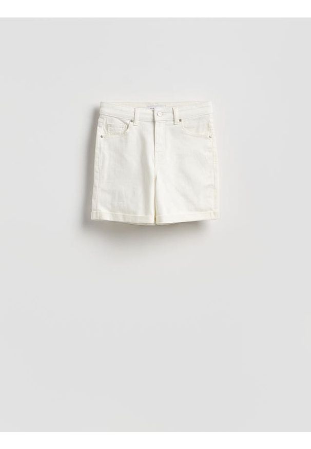 Reserved - Jeansowe szorty z podwiniętą nogawką - biały. Kolor: biały. Materiał: jeans