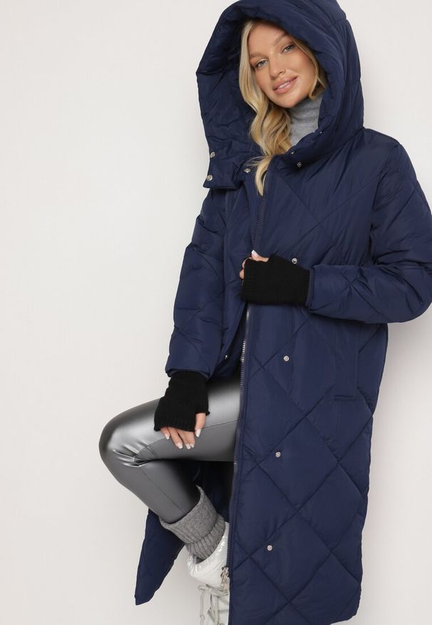 Born2be - Granatowa Kurtka Płaszcz z Geometrycznym Pikowaniem Johnatta. Kolor: niebieski. Wzór: geometria