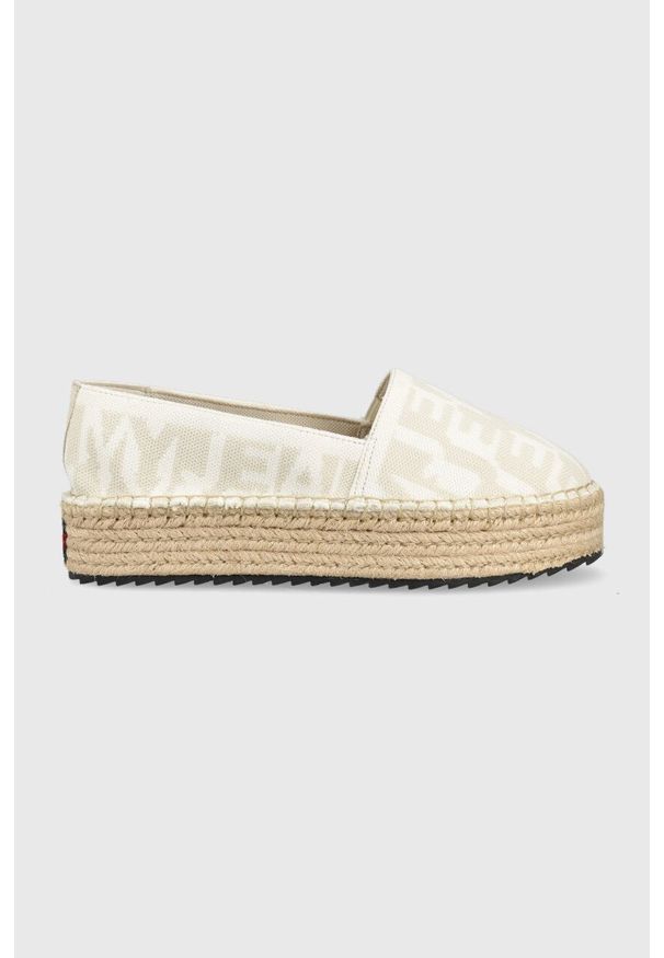 Tommy Jeans espadryle LOGOMANIA ESPADRILLE kolor beżowy na platformie EN0EN02079. Nosek buta: okrągły. Kolor: beżowy. Materiał: poliester, materiał, guma. Wzór: gładki. Obcas: na platformie