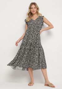 Born2be - Czarna Bawełniana Sukienka o Rozkloszowanym Kroju z Falbanami i Dekoltem w Serek Ifforine. Okazja: na co dzień. Typ kołnierza: dekolt w serek. Kolor: czarny. Materiał: bawełna. Styl: casual, elegancki #6