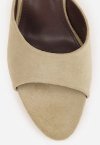 Born2be - Zielone Klapki z Imitacji Zamszu na Szpilce z Otwartym Noskiem Irithna. Okazja: na co dzień, na ślub cywilny, na wesele. Nosek buta: otwarty. Kolor: zielony. Materiał: zamsz. Obcas: na szpilce. Styl: casual, elegancki, klasyczny #4