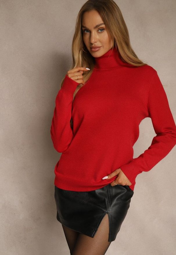 Renee - Czerwony Casualowy Golf z Bawełną i Wełną Reillisa. Okazja: na co dzień. Typ kołnierza: golf. Kolor: czerwony. Materiał: wełna, bawełna. Styl: casual