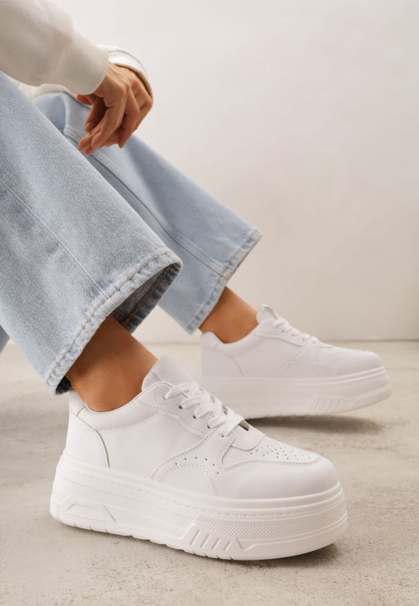 Born2be - Białe Sneakersy VICES na Platformie z Ozdobną Perforacją na Nosku Riovera. Okazja: na co dzień. Kolor: biały. Materiał: jeans, dresówka. Obcas: na platformie