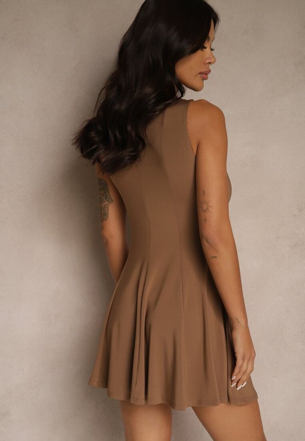 Renee - Brązowa Rozkloszowana Sukienka z Wiskozą Bez Rękawów Nalirena. Okazja: na co dzień. Kolor: brązowy. Materiał: wiskoza. Długość rękawa: bez rękawów. Typ sukienki: proste. Styl: casual, elegancki