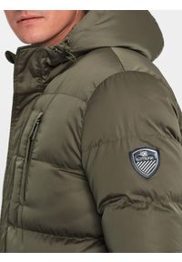 Ombre Clothing - Długa zimowa kurtka męska pikowana o satynowym wykończeniu - khaki V1. Kolor: brązowy. Materiał: satyna. Długość: długie. Wzór: nadruk. Sezon: zima. Styl: elegancki #3