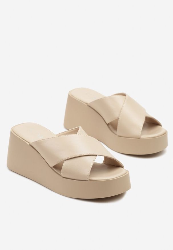 Renee - Beżowe Klapki na Koturnie Ozdobione Szerokimi Paskami Sillexia. Okazja: na co dzień. Nosek buta: otwarty. Kolor: beżowy. Materiał: jeans. Wzór: aplikacja. Sezon: lato. Obcas: na koturnie. Styl: boho, klasyczny, casual