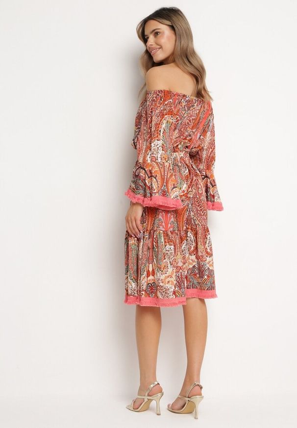 Born2be - Czerwona Sukienka Hiszpanka Ozdobiona Frędzlami o Rozkloszowanym Fasonie w Print Paisley Allnight. Okazja: na co dzień. Typ kołnierza: dekolt hiszpanka. Kolor: czerwony. Wzór: aplikacja, nadruk, paisley. Typ sukienki: proste. Styl: elegancki, casual