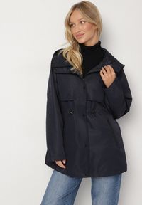 Born2be - Granatowa Klasyczna Kurtka Parka z Kapturem i Ściągaczem w Pasie Cinelle. Okazja: na co dzień. Typ kołnierza: kaptur. Kolor: niebieski. Materiał: jeans, skóra. Styl: klasyczny