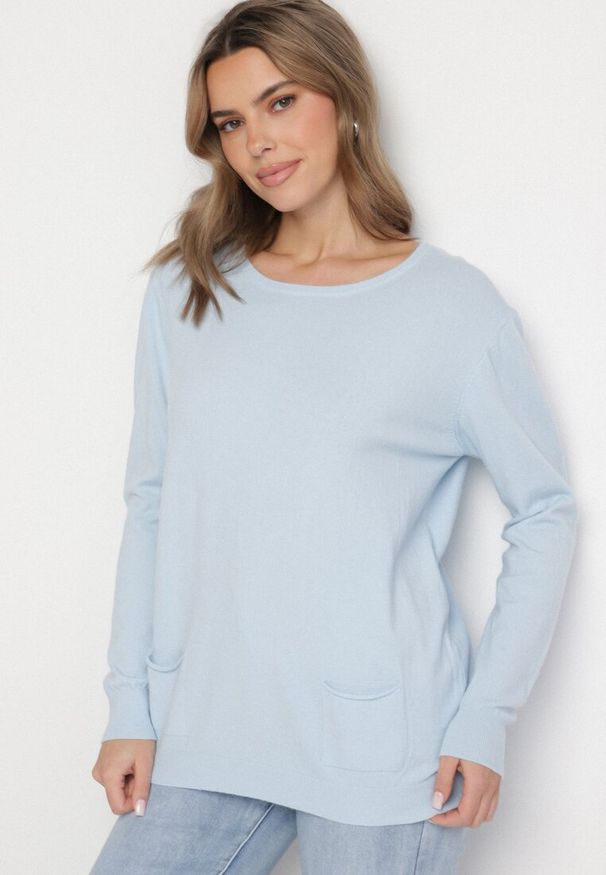 Born2be - Jasnoniebieski Sweter z Kaszmirem i Ozdobnymi Kieszeniami Sanarea. Okazja: na spacer, na co dzień. Kolor: niebieski. Materiał: kaszmir. Długość rękawa: długi rękaw. Długość: długie. Styl: elegancki, casual, klasyczny
