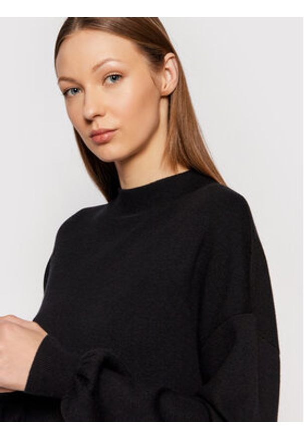 Vero Moda Sukienka dzianinowa Nancy 10249116 Czarny Relaxed Fit. Kolor: czarny. Materiał: wiskoza