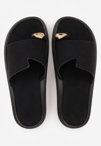 Renee - Czarne Klapki Japonki Ozdobione Aplikacją na Palcu Noevianna. Okazja: na spacer, na co dzień. Kolor: czarny. Materiał: jeans. Wzór: aplikacja. Sezon: wiosna, lato. Styl: casual #3