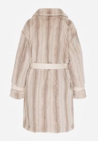 Born2be - Jasnobeżowy Futrzany Płaszcz z Wiązanym Paskiem i Ozdobnymi Sprzączkami Felryna. Okazja: na co dzień. Kolor: beżowy. Materiał: futro. Styl: klasyczny, casual, elegancki #5