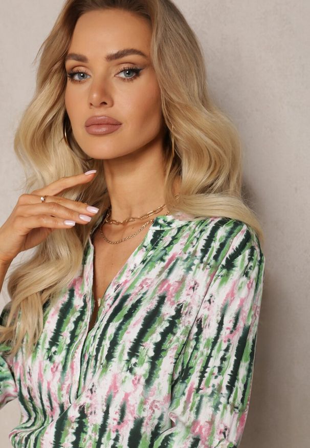 Renee - Zielono-Różowa Bluzka z Wiskozy Zapinana na Guziki Axara. Kolor: zielony. Materiał: wiskoza