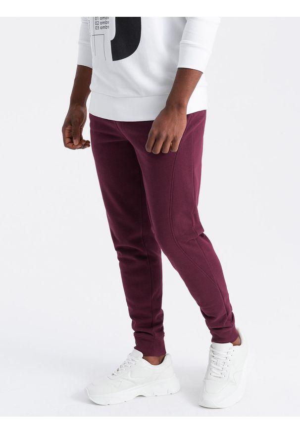 Ombre Clothing - Męskie dresowe spodnie bawełniane joggery BASIC – bordowe V3 OM-PABS-0174 - XXL. Okazja: na co dzień. Kolor: czerwony. Materiał: dresówka, bawełna. Wzór: aplikacja. Styl: sportowy, elegancki, casual