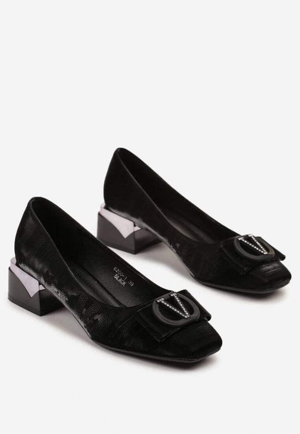 Renee - Czarne Czółenka na Geometrycznym Obcasie z Metaliczną Aplikacją i Kokardą Saniessa. Okazja: na co dzień. Kolor: czarny. Materiał: jeans. Wzór: aplikacja, geometria. Obcas: na obcasie. Styl: casual, elegancki. Wysokość obcasa: średni