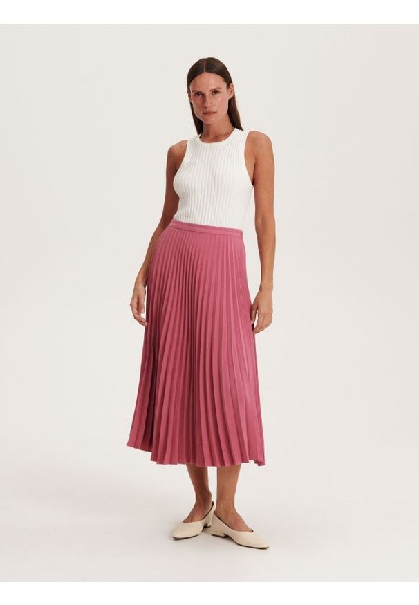 Reserved - Plisowana spódnica midi - różowy. Kolor: różowy. Materiał: tkanina. Wzór: gładki