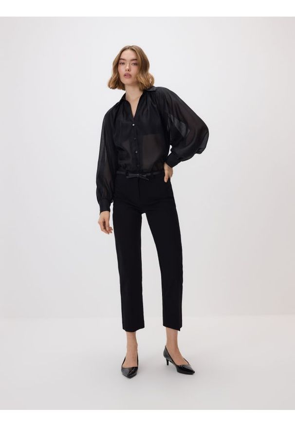 Reserved - Spodnie z ozdobnym paskiem - czarny. Kolor: czarny. Materiał: tkanina, wiskoza