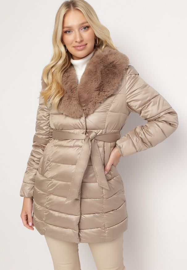 Born2be - Beżowa Pikowana Kurtka z Paskiem i Futrzanym Kołnierzem Gunnitte. Typ kołnierza: bez kaptura. Kolor: beżowy. Materiał: futro. Styl: elegancki