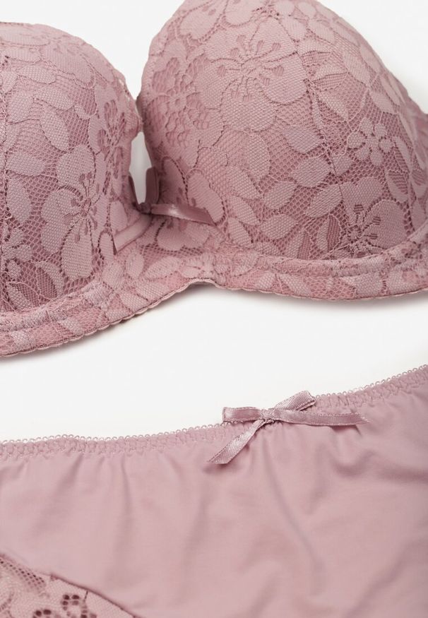 Renee - Jasnofioletowy Koronkowy Komplet Biustonosz i Majtki Figi w Klasycznym Stylu Ezirene. Kolor: fioletowy. Materiał: koronka. Wzór: aplikacja, koronka