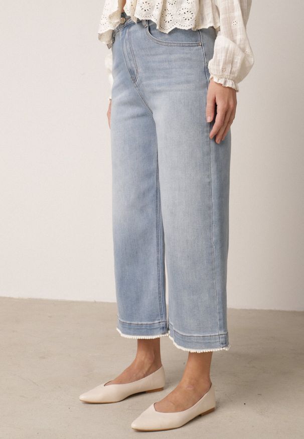 Born2be - Niebieskie Jeansy Kuloty z Bawełną o Szerokim Kroju z Wysokim Stanem i Perełkami Kharope. Okazja: na co dzień. Stan: podwyższony. Kolor: niebieski. Styl: boho, casual, elegancki