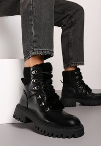 Renee - Czarne Trapery w Casualowym Stylu z Futerkowym Zdobieniem na Języku Taniapea. Okazja: na co dzień. Zapięcie: sznurówki. Kolor: czarny. Materiał: jeans, puch. Szerokość cholewki: normalna. Wzór: aplikacja. Styl: klasyczny, casual, street #1