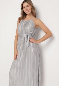 Born2be - Szara Plisowana Sukienka na Cienkich Ramiączkach Wiązana w Talii Virsea. Okazja: na co dzień. Kolor: szary. Materiał: jeans. Długość rękawa: na ramiączkach. Styl: casual