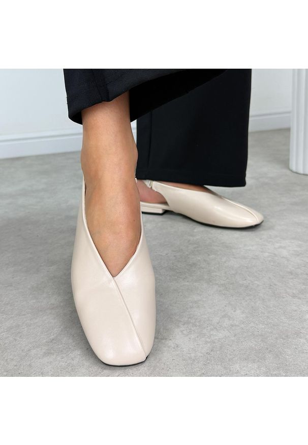 POTOCKI - Beżowe baleriny damskie Potocki 20335. Okazja: na co dzień, do pracy. Kolor: beżowy. Materiał: skóra. Sezon: wiosna, lato, jesień. Obcas: na obcasie. Styl: casual, klasyczny, elegancki. Wysokość obcasa: niski