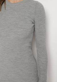 Born2be - Szara Sukienka Dzianinowa Dopasowana Morttina. Okazja: na co dzień. Kolor: szary. Materiał: dzianina. Długość rękawa: długi rękaw. Wzór: aplikacja. Typ sukienki: proste. Styl: klasyczny, casual, elegancki. Długość: midi #3