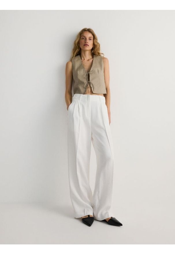 Reserved - Spodnie z wiskozą - biały. Kolor: biały. Materiał: wiskoza