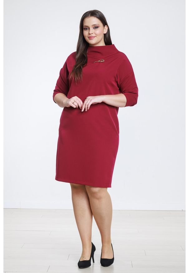Moda Size Plus Iwanek - Bordowa sukienka Wendy z broszką XXL OVERSIZE PLUS SIZE. Okazja: do pracy. Kolekcja: plus size. Kolor: czerwony. Materiał: poliester, wiskoza, materiał. Wzór: kropki. Typ sukienki: oversize, dla puszystych. Styl: klasyczny, elegancki. Długość: midi