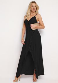 Born2be - Czarna Koktajlowa Sukienka z Kopertowym Dekoltem na Ramiączkach z Ozdobną Falbanką Nestasi. Okazja: na co dzień. Kolor: czarny. Długość rękawa: na ramiączkach. Typ sukienki: kopertowe. Styl: wizytowy #4