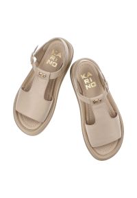 Beżowe Sandały Karino Modne Obuwie Damskie. Okazja: na co dzień, na spacer. Zapięcie: klamry. Kolor: beżowy. Materiał: skóra. Wzór: paski. Sezon: lato. Obcas: na płaskiej podeszwie. Styl: elegancki, casual #7