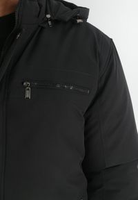 Born2be - Czarna Kurtka z Kapturem i Ściągaczem na Dole Inea. Okazja: na spotkanie biznesowe, na spacer. Typ kołnierza: kaptur. Kolekcja: plus size. Kolor: czarny. Materiał: jeans, tkanina. Sezon: zima. Styl: biznesowy, elegancki #6