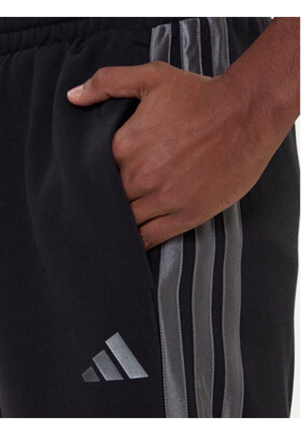 Adidas - adidas Spodnie dresowe Ess JM1703 Czarny Regular Fit. Kolor: czarny. Materiał: bawełna