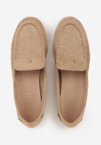 Renee - Beżowe Mokasyny VICES z Wkładką ze Skóry Naturalnej i Metalicznym Elementem Alcimene. Nosek buta: okrągły. Kolor: beżowy. Materiał: skóra. Obcas: na obcasie. Wysokość obcasa: niski #2