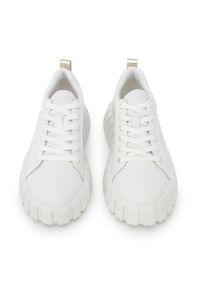 Wittchen - Damskie sneakersy ze skóry na grubej podeszwie. Okazja: do pracy, na spotkanie biznesowe, na co dzień. Nosek buta: okrągły. Kolor: biały, wielokolorowy, złoty. Materiał: skóra. Obcas: na platformie #10