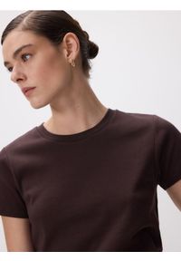 Reserved - Bawełniany t-shirt - ciemnobrązowy. Kolor: brązowy. Materiał: bawełna
