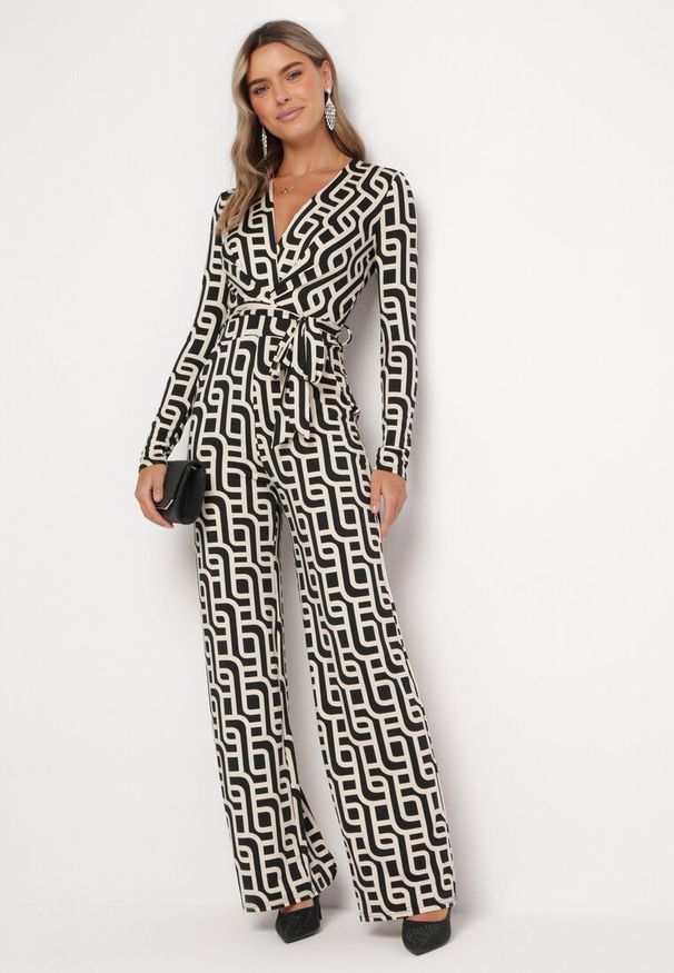Born2be - Beżowo-Czarny Długi Kombinezon w Geometryczny Wzór z Wiązanym Paskiem Simita. Kolor: beżowy. Materiał: tkanina, materiał. Długość: długie. Wzór: geometria