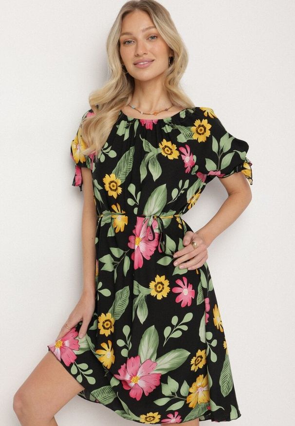 Born2be - Czarna Bawełniana Sukienka w Kwiatowy Wzór z Wiązaniem w Talii i na Rękawach Tosmira. Okazja: na spacer, na co dzień. Kolor: czarny. Materiał: bawełna. Wzór: kwiaty. Sezon: lato. Styl: casual, elegancki