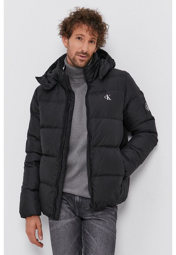 Calvin Klein Jeans Kurtka puchowa J30J318412.4890 męska kolor czarny zimowa. Okazja: na co dzień. Kolor: czarny. Materiał: puch. Sezon: zima. Styl: casual
