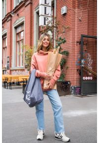 Sukienki.shop - Bluza z kapturem kangurek ceglasta bawełna premium. Okazja: na plażę, na co dzień. Typ kołnierza: kaptur. Kolor: czerwony. Materiał: bawełna. Wzór: gładki. Sezon: jesień, lato. Styl: klasyczny, casual, elegancki